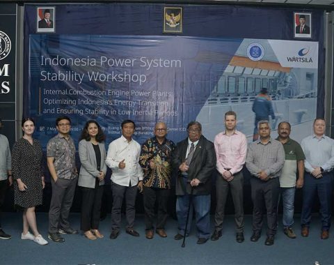 Febron Siregar, Sales Director Business Development Wärtsilä Indonesia (tengah, ketujuh dari kiri), Dr. Ir. Nanang Hariyanto, Ketua Laboratorium Sistem Tenaga dan Dinamika Jaringan, Sekolah Teknik EIektro dan Informatika (STEI), ITB (tengah, ketujuh dari kanan), dan Dr. Kevin M. Banjarnahor. S.T., M.T., (kedua dari kiri) bersama para pembicara ahli dari Wärtsilä dalam workshop Stabilitas Sistem Kelistrikan Indonesia di Sekolah Teknik Elektro dan Informatika, Institut Teknologi Bandung (7 Mei 2025).